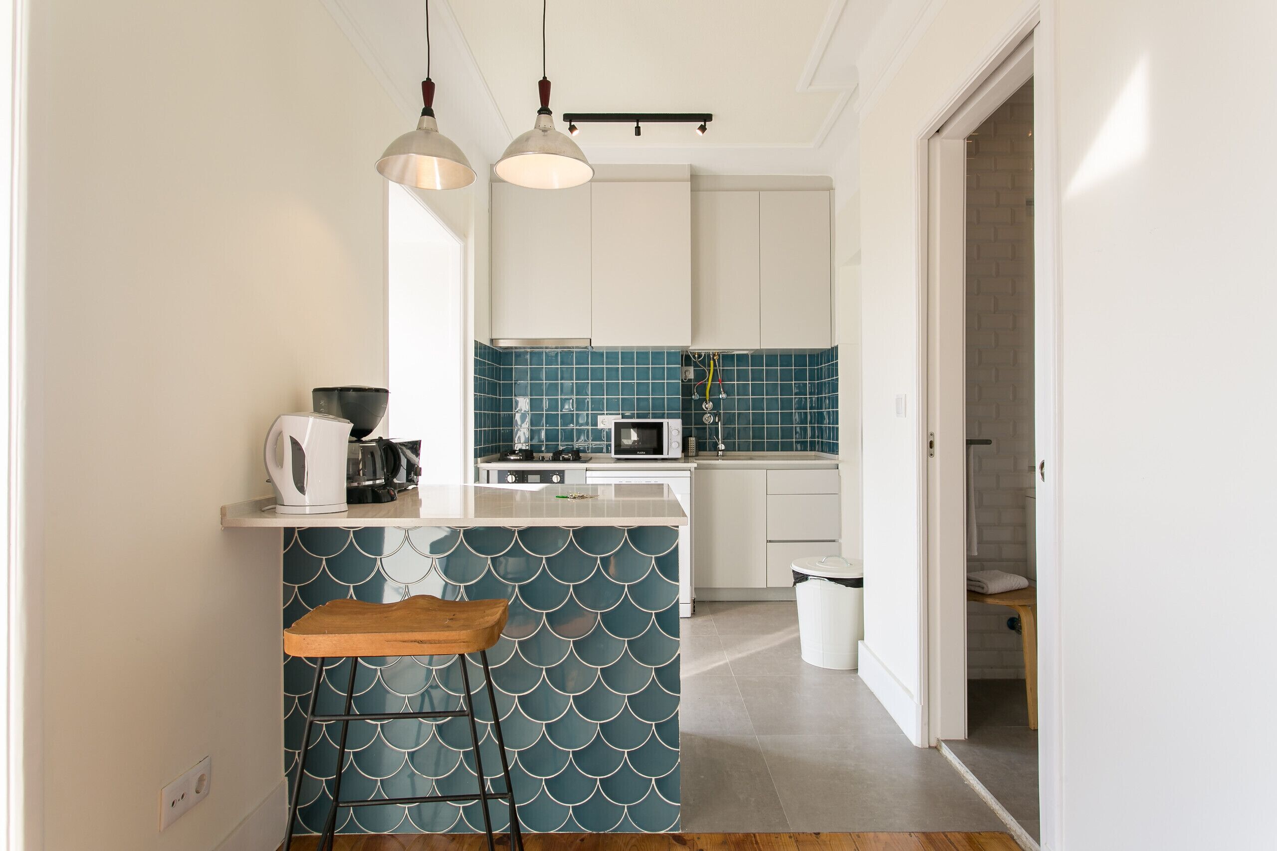 Een koelkast, een magnetron, een oven, een vaatwasser