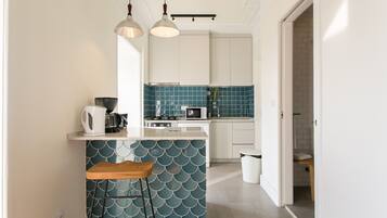 Een koelkast, een magnetron, een oven, een vaatwasser