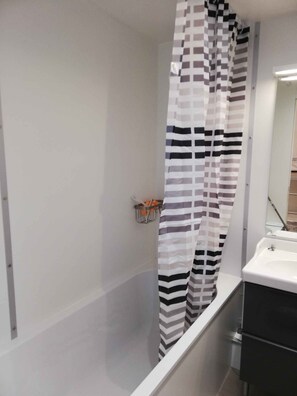 Haartrockner, Handtücher, Toilettenpapier
