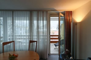 Studio (Cleaning Fee 70 CHF) | Restauration dans la chambre