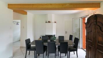 Apartemen (Cleaning Fee 150 CHF) | Makan di kamar