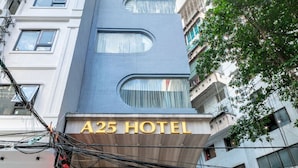 Het exterieur van Hotel A25, met een modern design, met een opvallende ingang en een trap naar de lobby.
