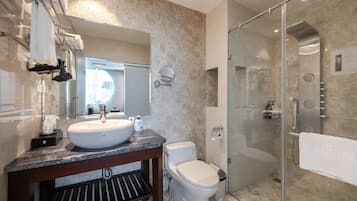 Deluxe Double Room | Bathroom | Shower, free toiletries, hair dryer, slippers