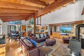 Smart-TV, Kamin, DVD-Player, Bücher