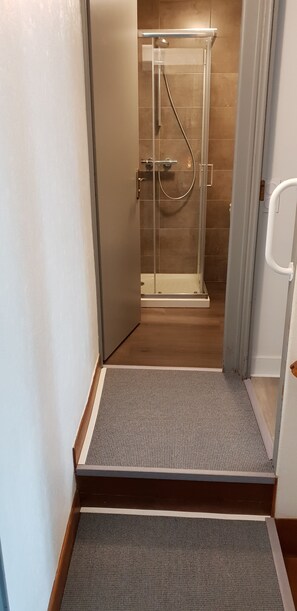 Dusch, hårtork, handdukar och toalettpapper