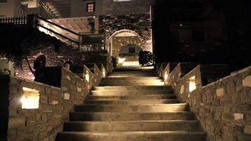 Vista frontal de la propiedad por la tarde o noche