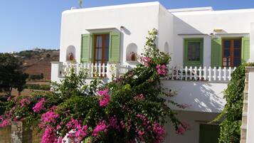 Departamento, 2 habitaciones, vista parcial al mar | 1 habitación, ropa de cama de alta calidad y decoración personalizada