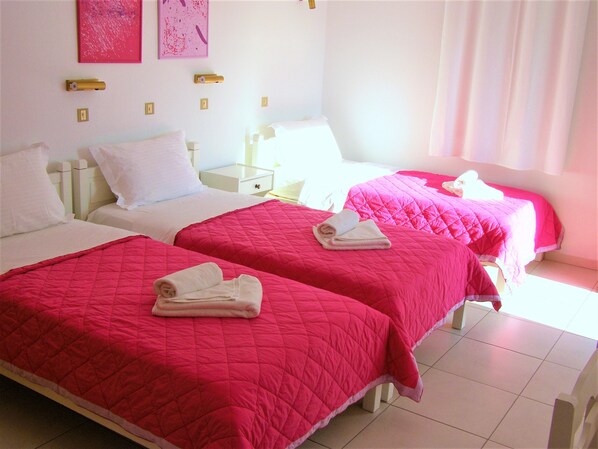 Estudio, 3 camas individuales | Ropa de cama de alta calidad y escritorio