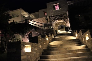 Bagian depan properti - sore/malam