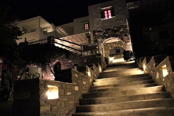 Vista frontal de la propiedad por la tarde o noche