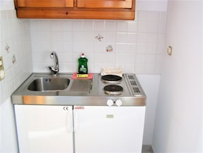 Kamar Triple (Panoramic View) | Dapur kecil pribadi | Lemari es, kompor, mesin pembuat kopi/teh, dan ketel listrik