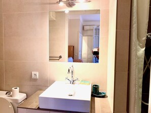 Douche, sèche-cheveux, serviettes fournies