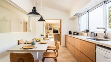 Kylskåp, mikrovågsugn, ugn och spishäll