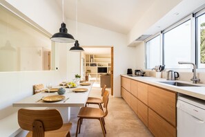 Een koelkast, een magnetron, een oven, een kookplaat