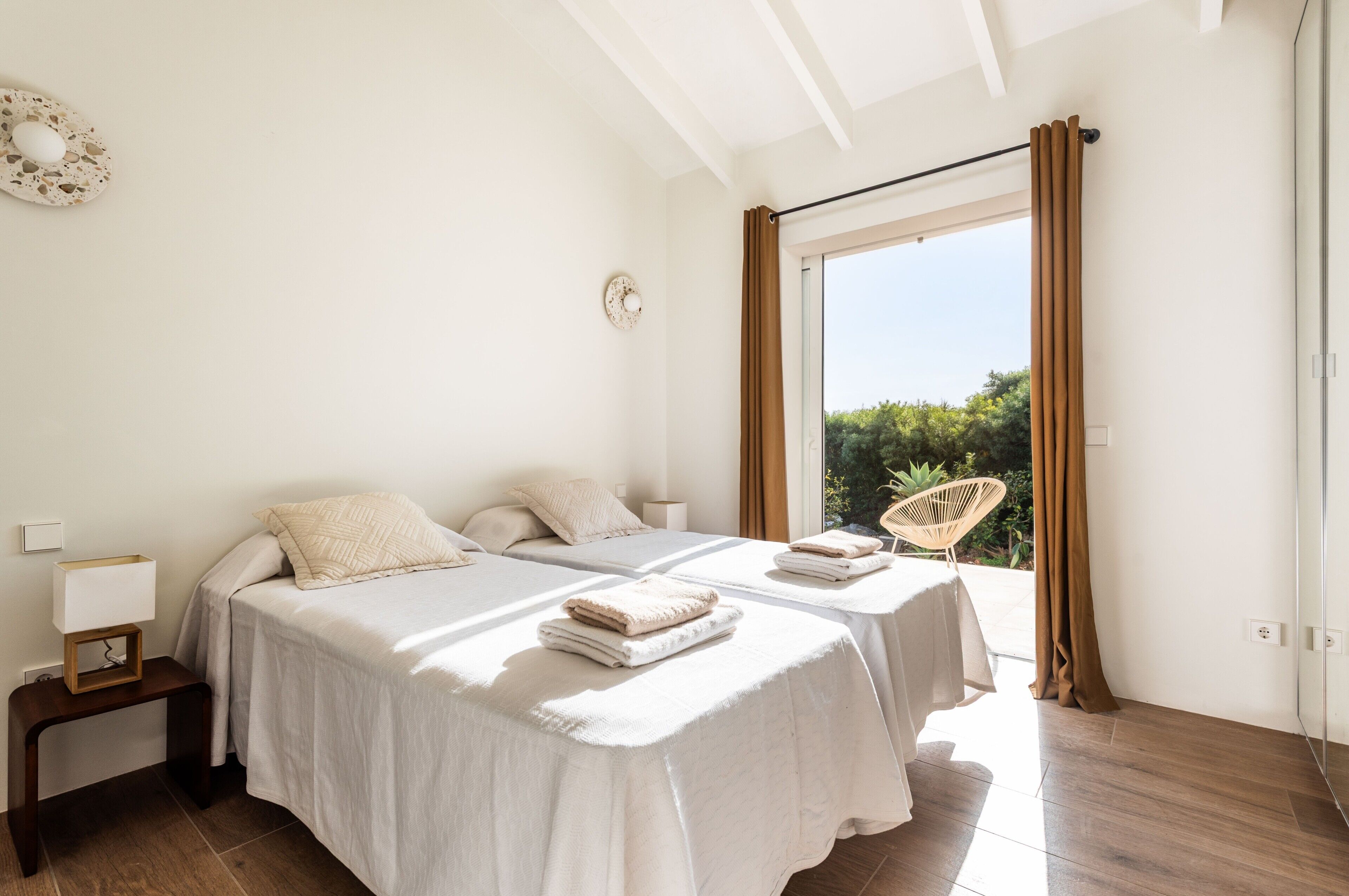 4 bedrooms, iron/ironing board, free WiFi, bed sheets
