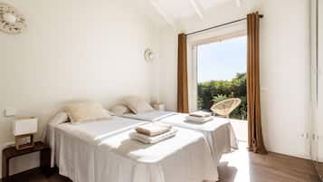 4 bedrooms, iron/ironing board, free WiFi, bed sheets