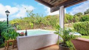 A hot tub with a wooden pergola overhead, surrounded by lush greenery and a clear blue sky. - Alghero magnificent villa Laurus with pool in Valverde 122 D (Alghero)