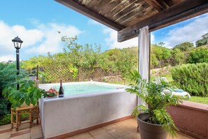 Outdoor spa tub - Alghero magnificent villa Laurus with pool in Valverde 122 D (Alghero)