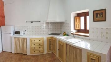 Apartemen Keluarga | Dapur pribadi | Lemari es besar, microwave, kompor, dan mesin pembuat kopi/teh