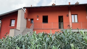 Vista frontal de la propiedad