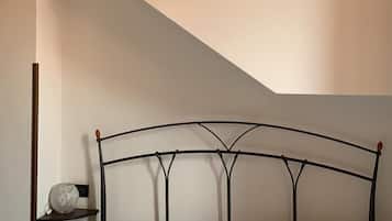 Quarto casal | Escrivaninha, berços (sobretaxa), Wi-Fi de cortesia, roupa de cama
