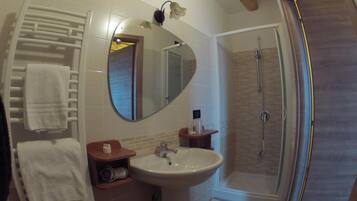 Dusche, Haartrockner, Bidet, Handtücher