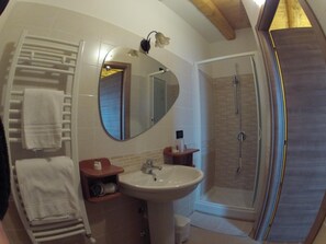 Douche, sèche-cheveux, bidet, serviettes fournies