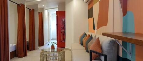 Escritorio, cortinas blackout, sistema de insonorización y wifi gratis