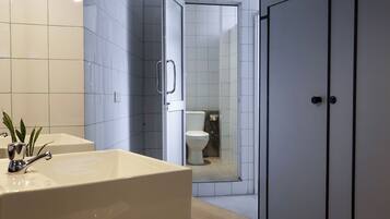 Yhteismajoitus, sekamajoitus | Kylpyhuone | Suihku, ilmaiset hygieniatuotteet, bidee, pyyhkeet