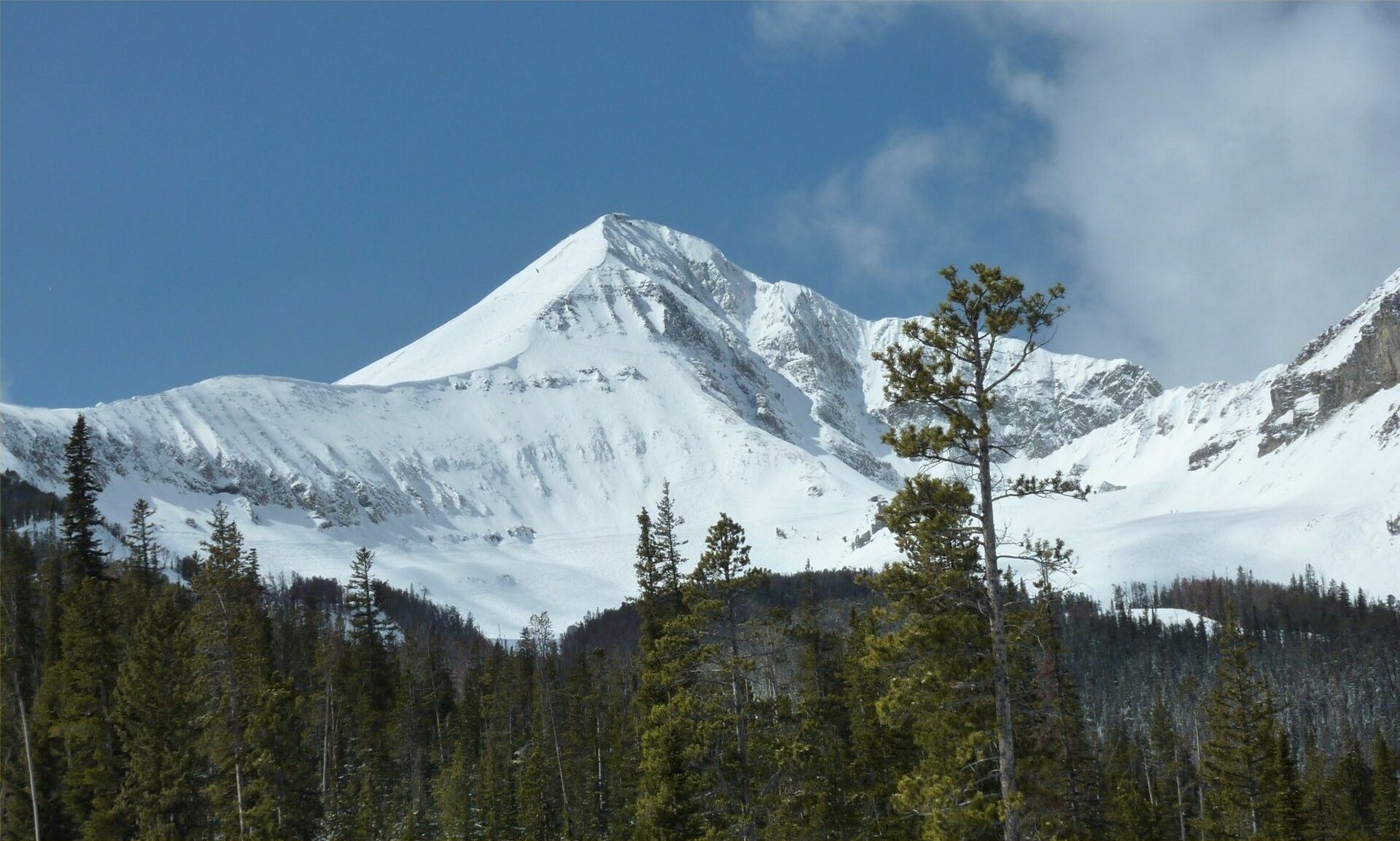 Une montagne enneigée sous un ciel dégagé.