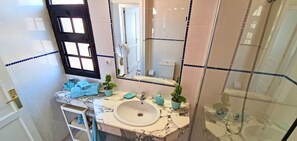 Een douche, een haardroger, handdoeken