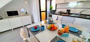 Refrigerador, microondas, parrilla de estufa y cafetera y tetera 