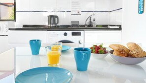 Wasserkocher mit Kaffee-/Teezubehör, Kühlschrank, Mikrowelle, Herdplatte