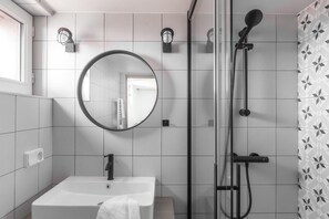 Shower, hair dryer, towels, soap - PHILIPPE AUGUSTE LOFT 4 - Loft for 12 - 5 rooms - BASTILLE - PÈRE LACHAISE (Paris)