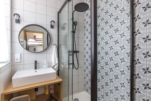Douche, sèche-cheveux, serviettes fournies, savon