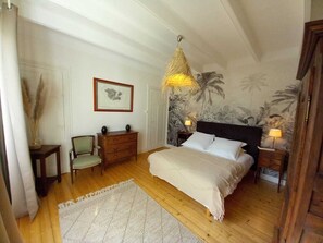 5 slaapkamers, een strijkplank/strijkijzer, wifi