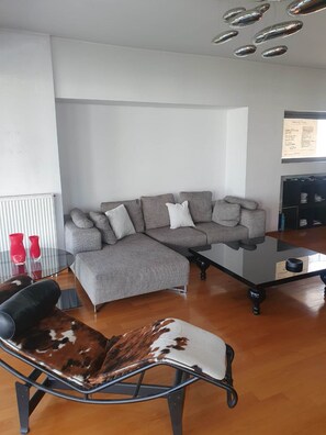 Deluxe Apartment, 3 Bedrooms | Living room