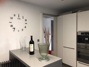 Deluxe Apartment, 3 Bedrooms | Private kitchen | Stovetop