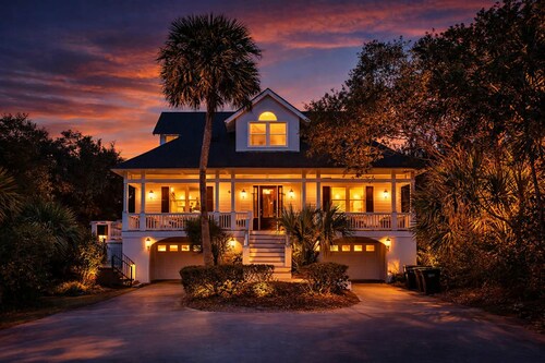 Beautiful 2nd Row Home, Steps to the Beach, Close to Coligny private pool Hot Tub