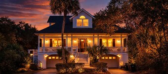 Beautiful 2nd Row Home, Steps to the Beach, Close to Coligny private pool Hot Tub