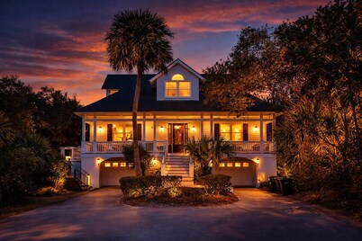 Beautiful 2nd Row Home, Steps to the Beach, Close to Coligny private pool Hot Tub