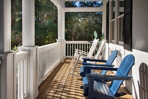 Property grounds - Beautiful 2nd Row Home, Steps to the Beach, Close to Coligny private pool Hot Tub (HIlton Head)