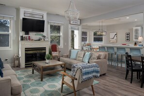 Smart TV, fireplace, DVD player - Beautiful 2nd Row Home, Steps to the Beach, Close to Coligny private pool Hot Tub (HIlton Head)