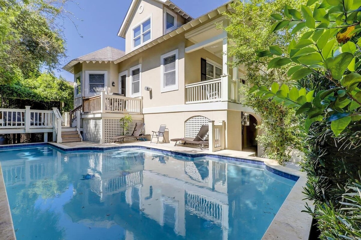 Beautiful 2nd Row Home, Steps to the Beach, Close to Coligny private pool Hot Tub