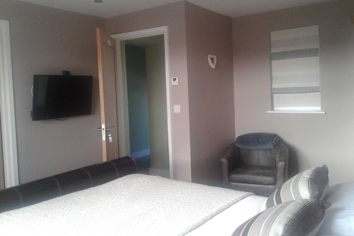 Deluxe Double Room, 1 King Bed, Garden View | Select Comfort beds, desk, WiFi (free), individually decorated