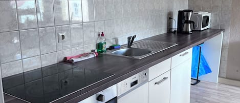 Frigorifero, microonde, forno, piano cottura