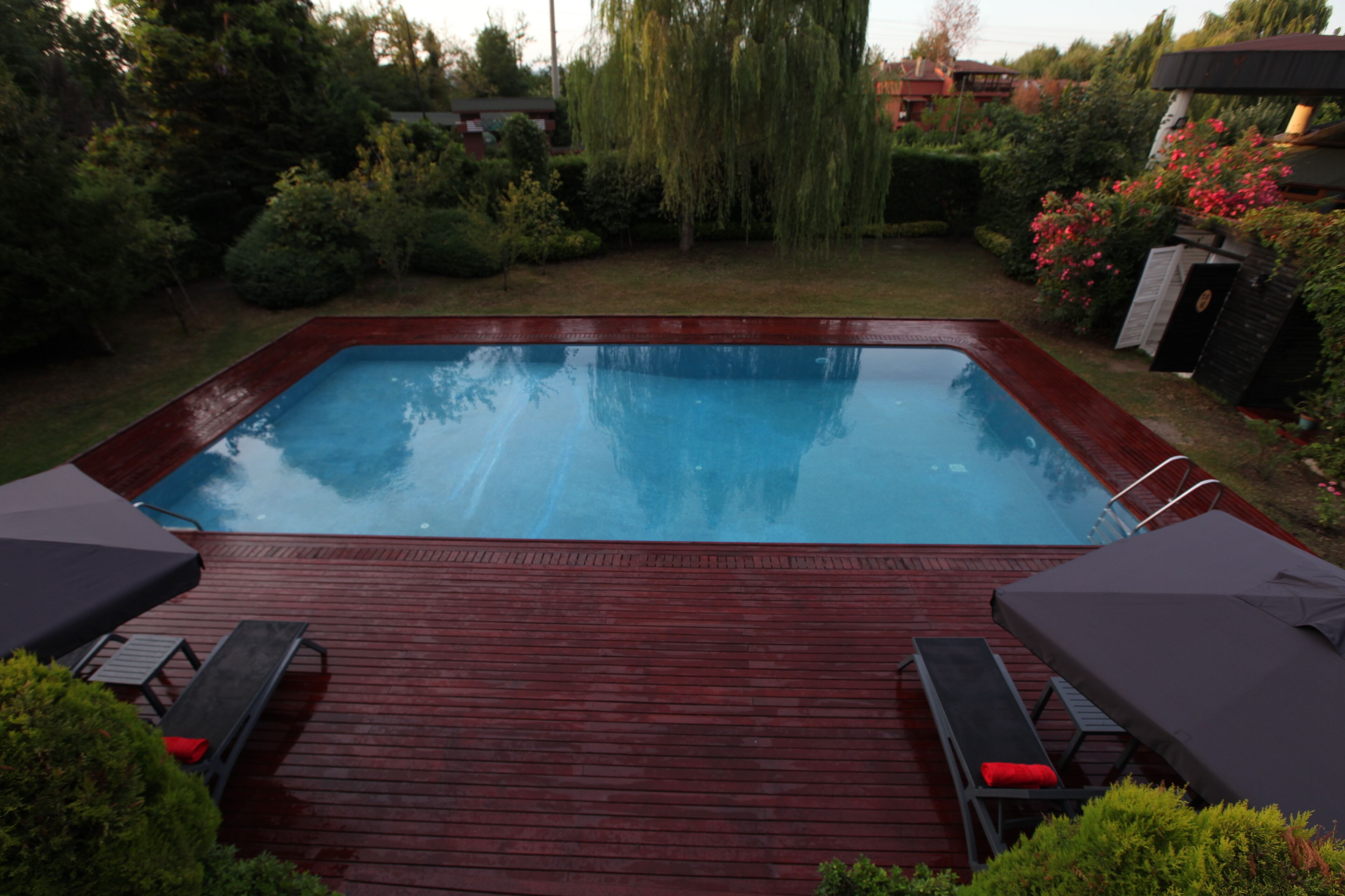 Una piscina al aire libre