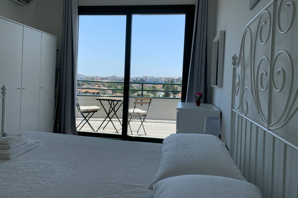 Appartamento panoramico, 1 camera da letto (Citta) | 1 camera, copriletto in piuma, ferro/asse da stiro, Wi-Fi gratuito