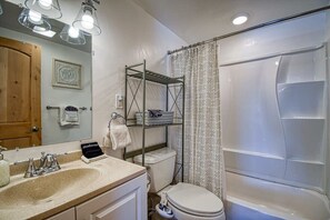 Bathtub, hair dryer, towels - The Hilltop Suite — Mt Massive Views | Pet OK | EV Charger | Sleeps 4 (Leadville)