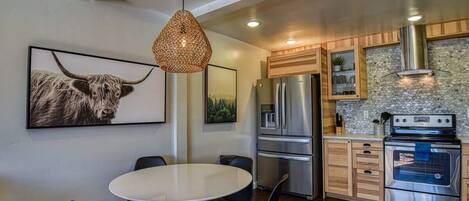 Kühlschrank, Mikrowelle, Ofen, Herdplatte